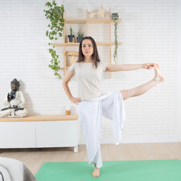 yoga online en casa Utthita Hasta Padangusthasana – Shivalans Clase de Yoga Online