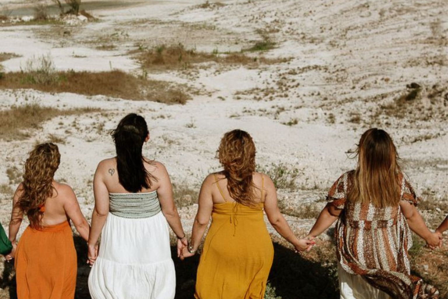 Ritual de embarazadas en la naturaleza durante un retiro de Yoga