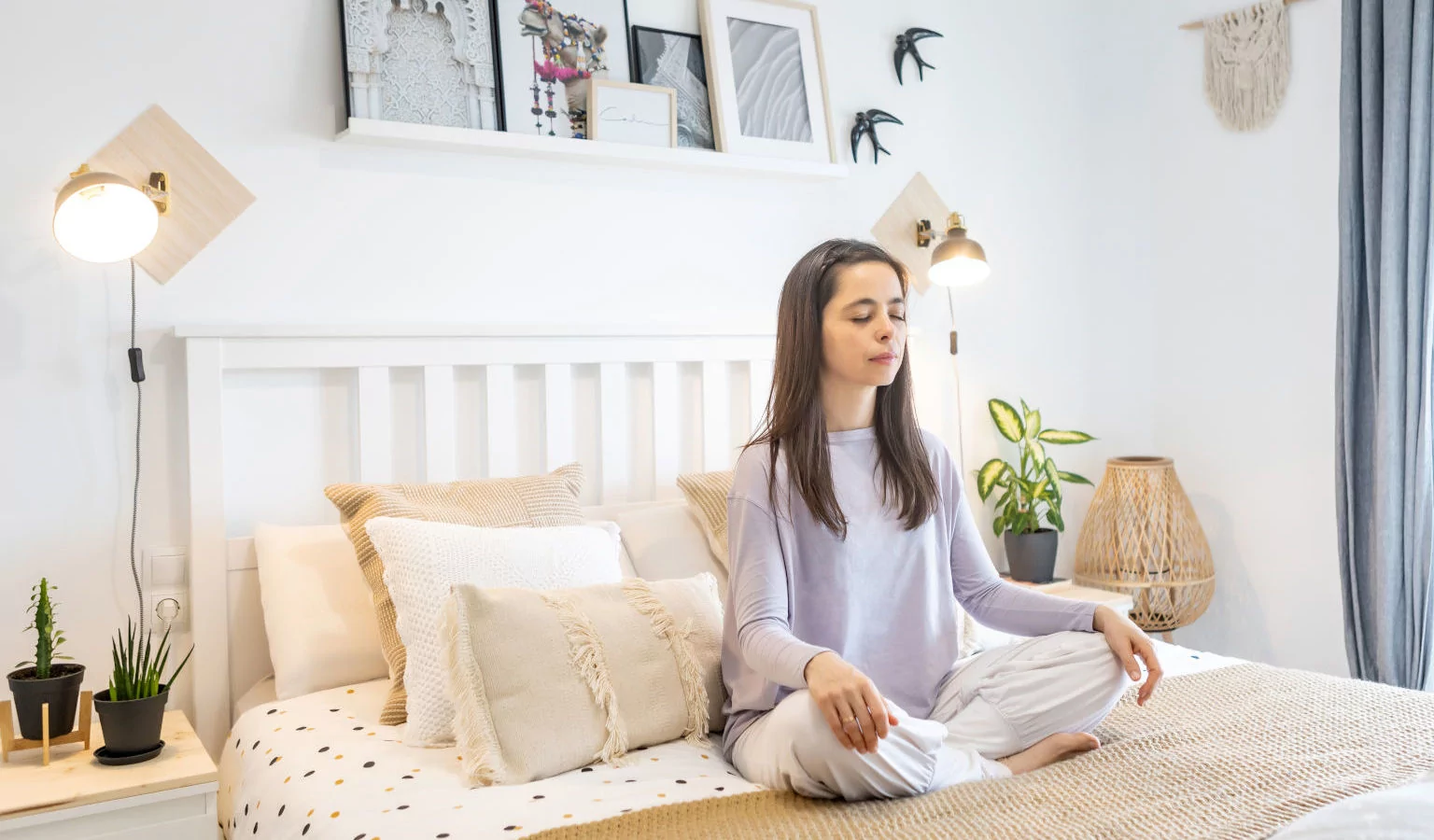 Vanessa Lantigua – Shivalans Vanessa Lantigua sobre una cama en postura de meditación