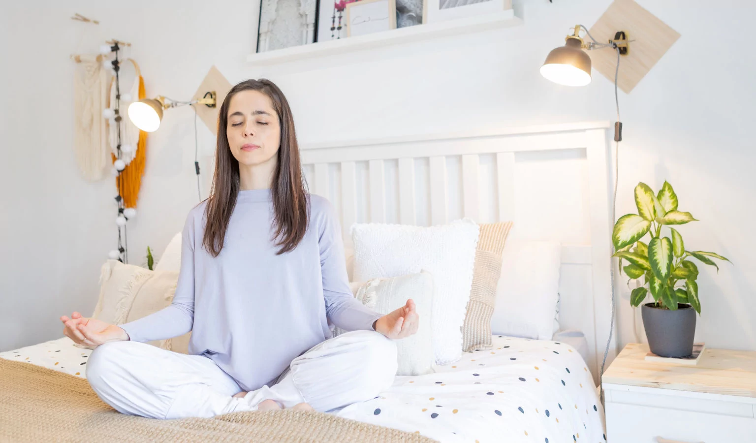 sobre mi Vanessa Lantigua – Shivalans Vanessa Lantigua sentada sobre una cama en postura de meditación
